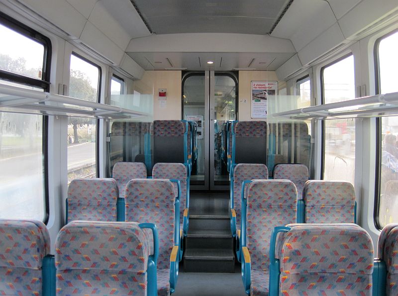 Innenraum des Desiro der slowenischen Bahn