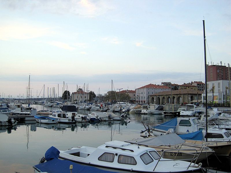 Blick über den Hafen zur Taverna von Koper