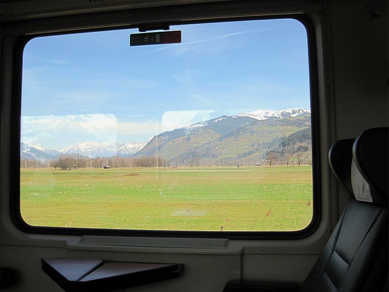 Blick aus dem Zugfenster bei der Fahrt durch das Pinzgau