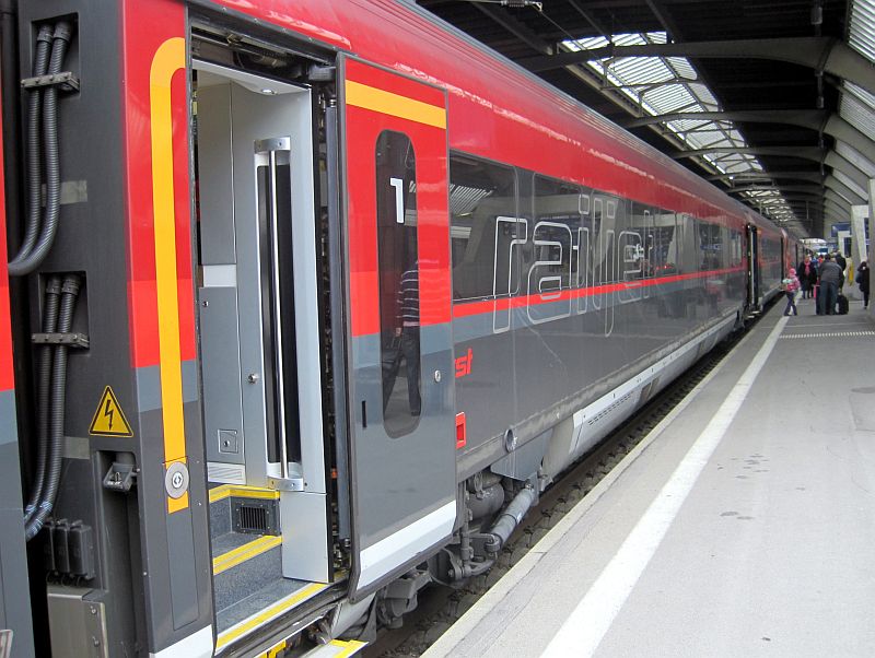 Railjet in Zürich Hauptbahnhof