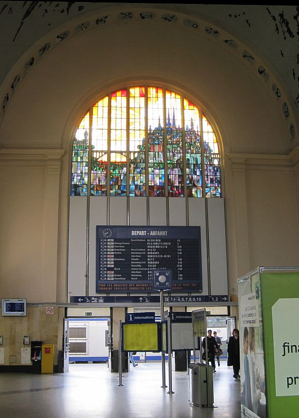 Bahnhofshalle mit Mosaik Luxemburg