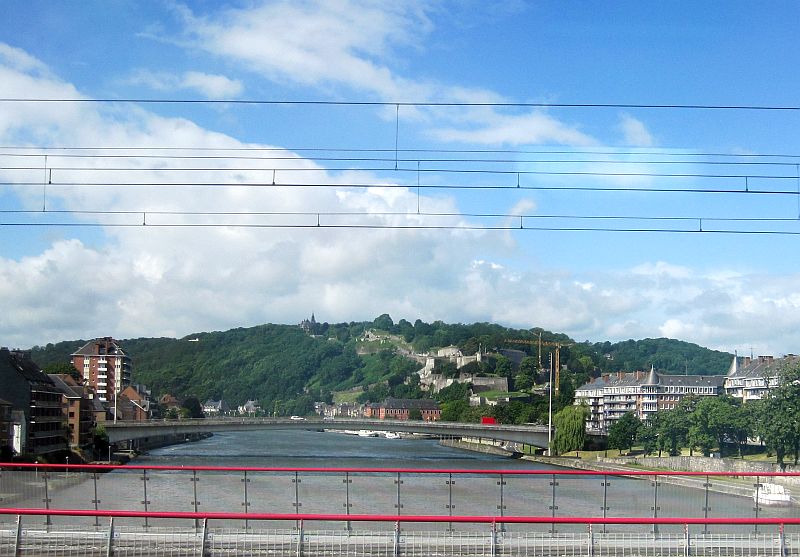 Fahrt durch Namur mit Blick auf Maas und Zitadelle