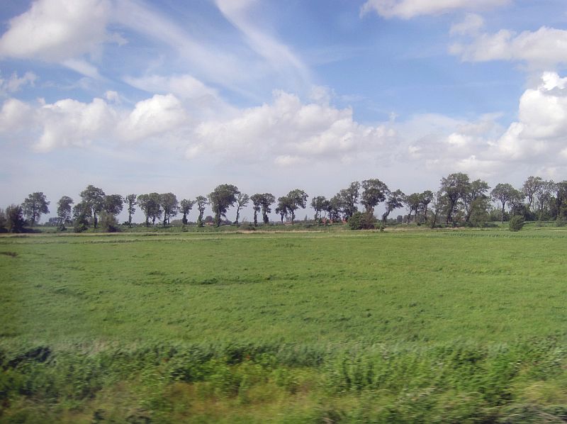 Blick aus dem Zugfenster bei der Fahrt durch Flandern