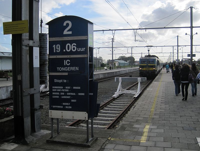 Zugzielanzeiger und IC-Zug in Knokke