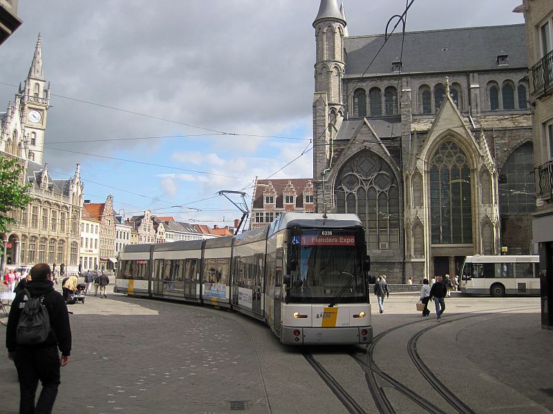Straßenbahn am Korenmarkt in Gent