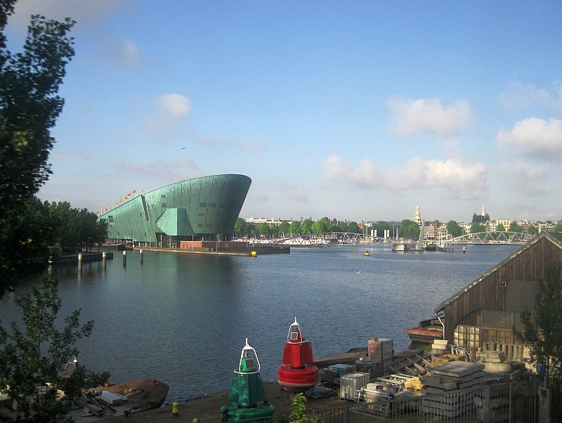 Blick vom Zug auf das Wissenschaftsmuseum Nemo