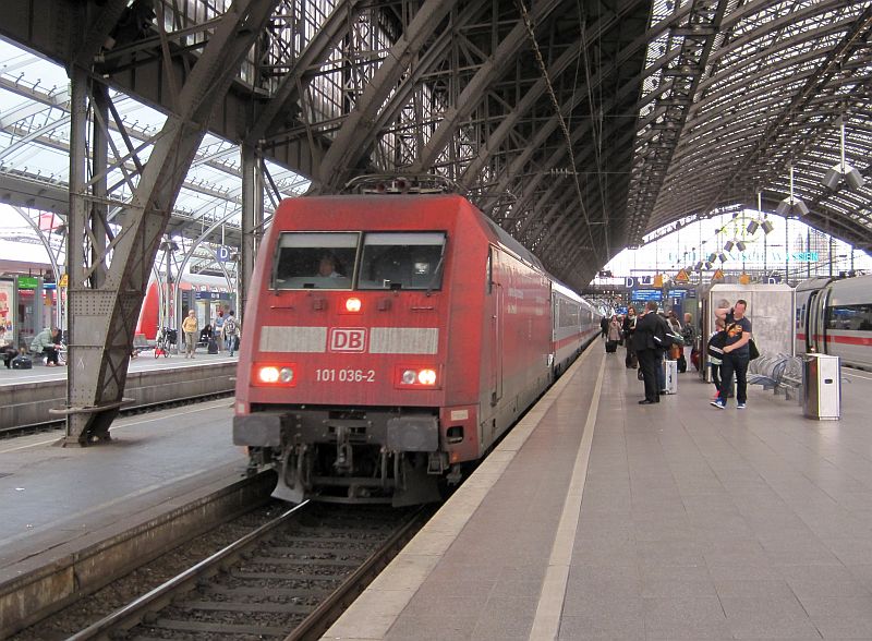 Einfahrt des IC 2313 in Köln