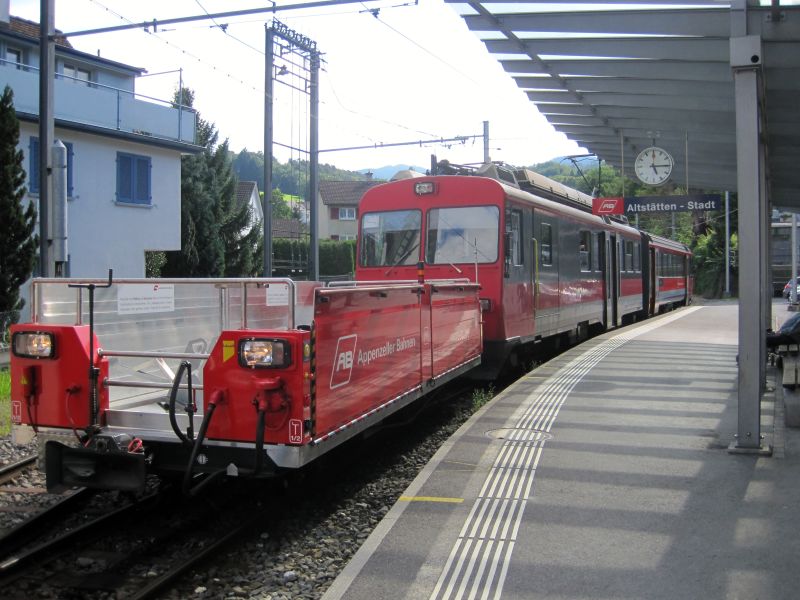 Regionalzug mit Velowagen in Altstätten