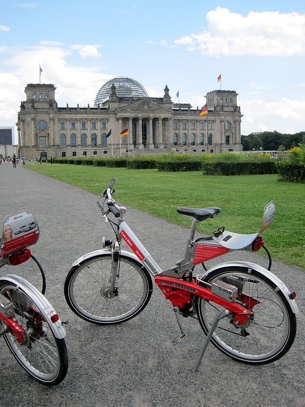 Call a Bike-Mietrad vor dem Reichstagsgebäude