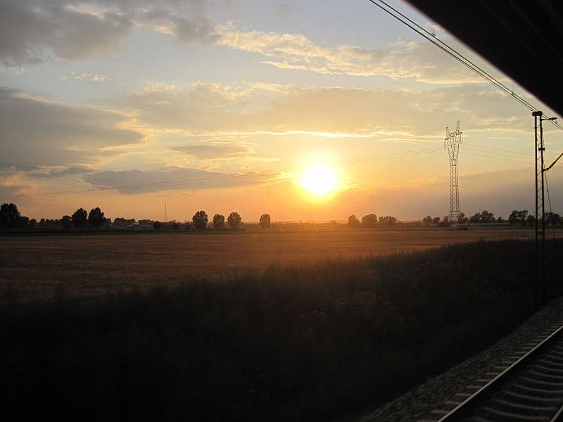 Sonnenuntergang vor dem Zugfenster