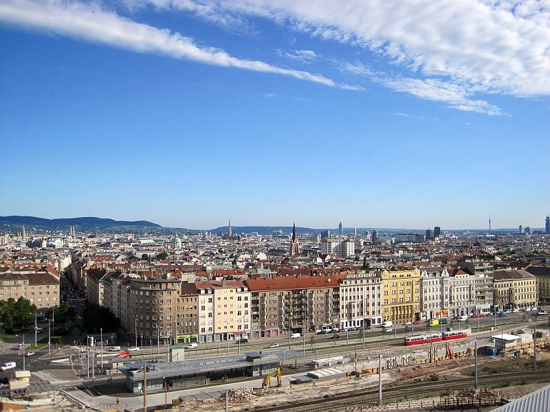 Blick über die Dächer Wiens vom Bahnorama-Aussichtssturm