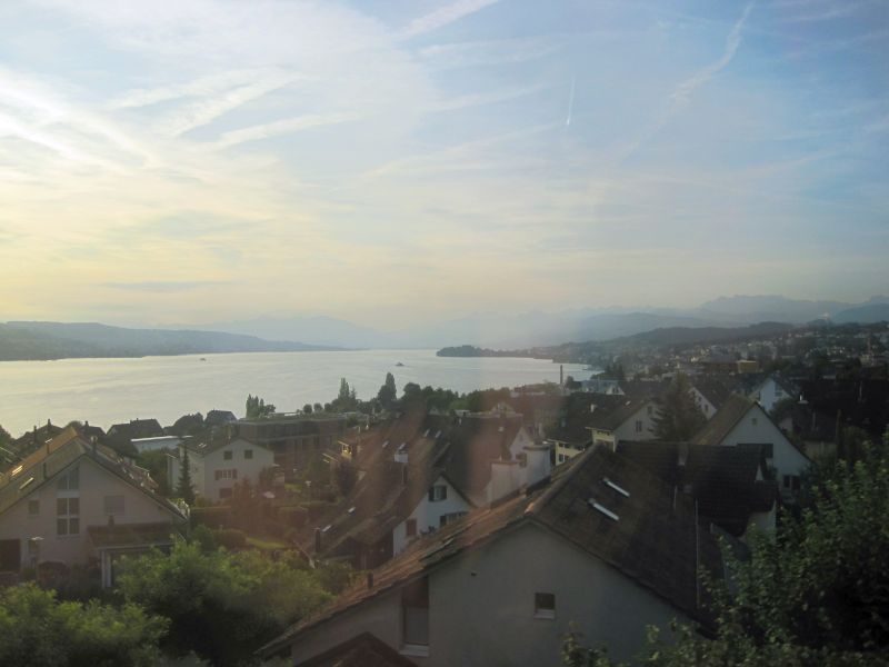 Morgendlicher Blick vom Zug auf den Zürichsee