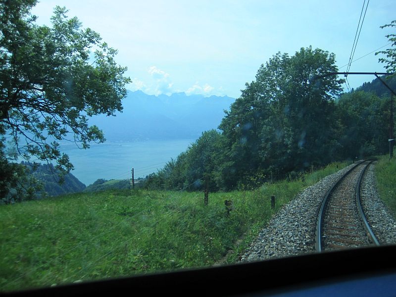 Blick auf den Genfersee (Lac Léman) bei der Fahrt nach Montreux