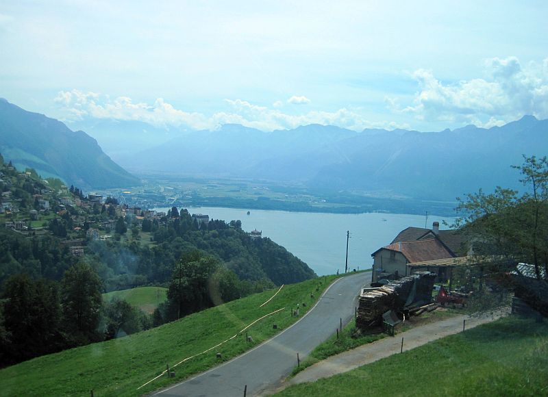 Blick auf den Genfersee (Lac Léman) bei der Fahrt nach Montreux
