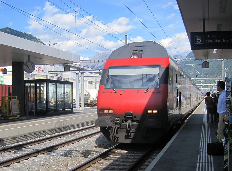 Einfahrt des IC nach Bern in Visp