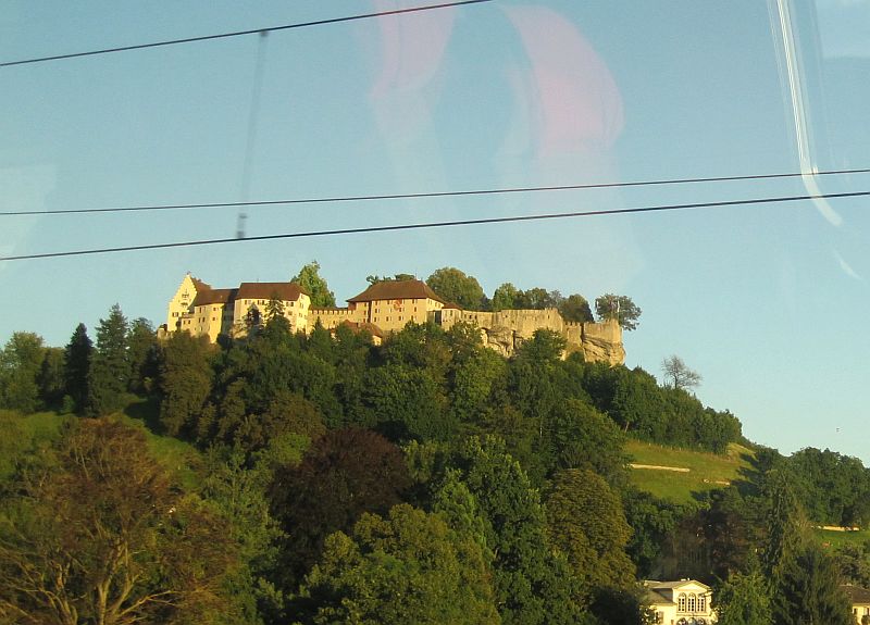 Blick durch das Zugfenster auf Schloss Lenzburg