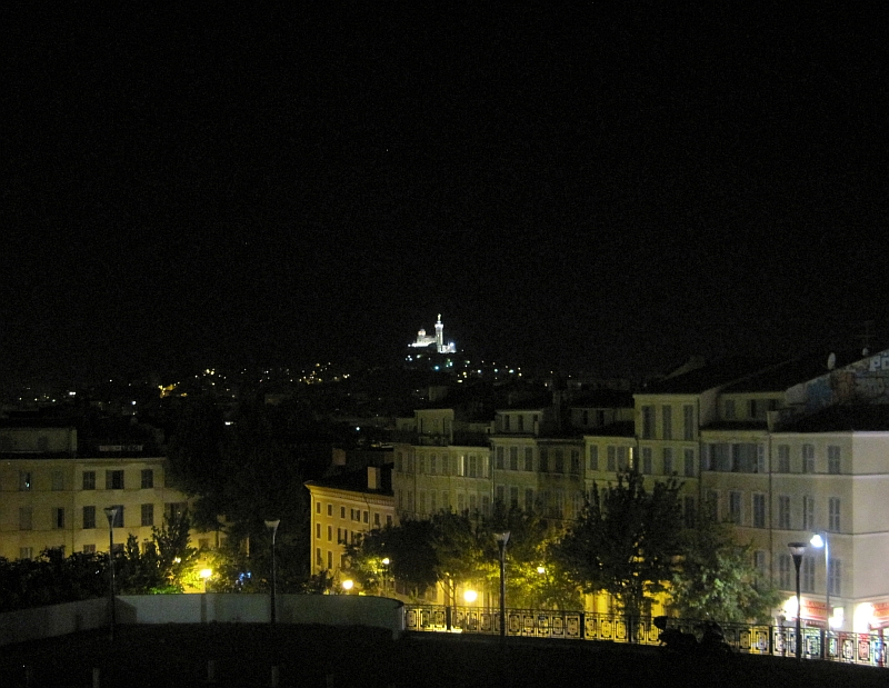 Nächtlicher Blick vom Bahnhof über Marseille