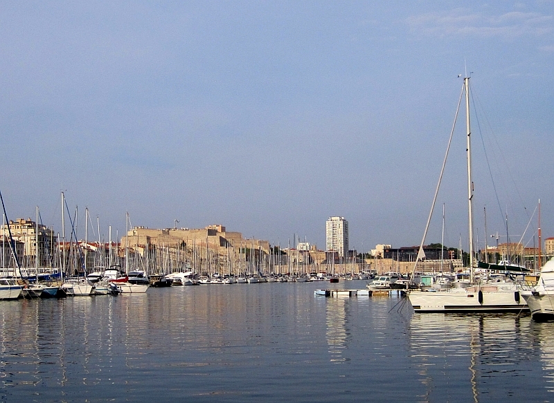 Hafen von Marseille mit Fort Saint-Nicolas