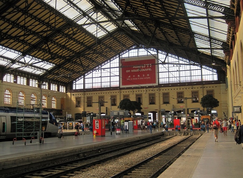 Gleise in der Bahnhofshalle Marseille Saint Charles