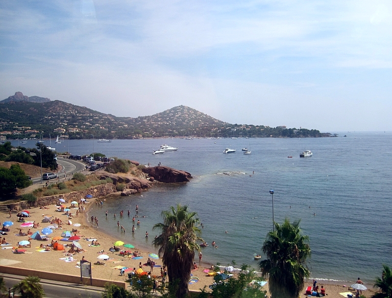 Fahrt im TGV an der Küste des ligurischen Meers
