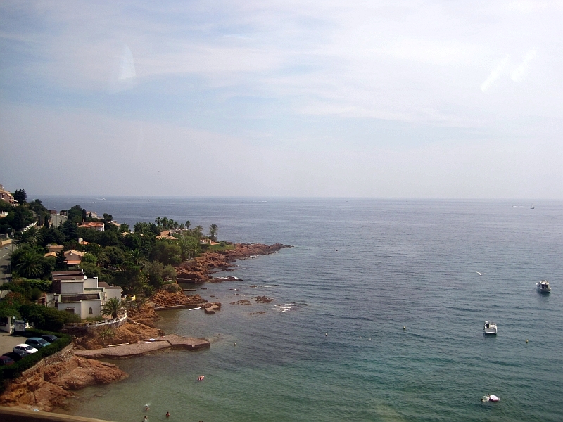 Fahrt im TGV an der Küste des ligurischen Meers