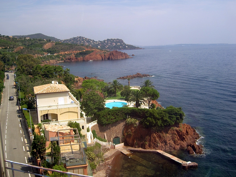 Fahrt im TGV an der Küste des ligurischen Meers