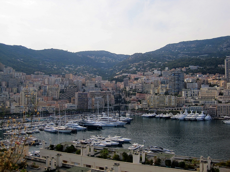 Blick auf Monaco mit dem Bahnhof