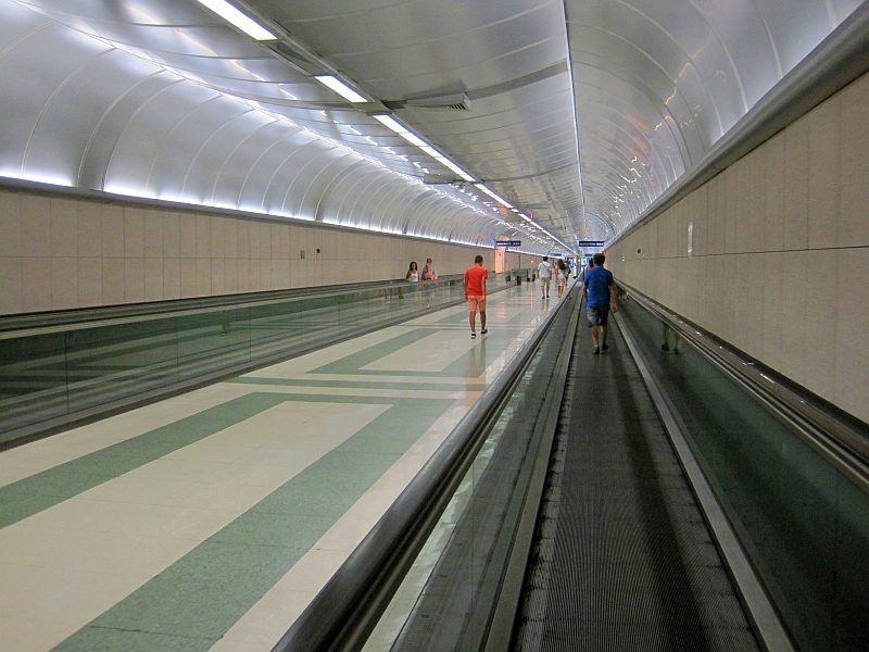 Tunnel mit Rollbändern im Bahnhof Sanremo