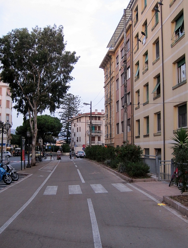 Radweg mit Oberleitungsmasten der ehemaligen Bahntrasse in Sanremo