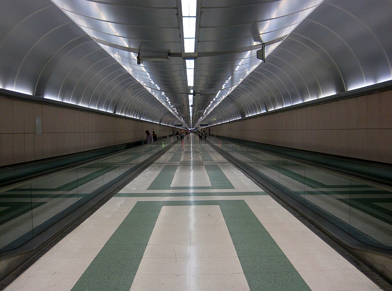 Tunnel mit Rollbändern im Bahnhof Sanremo