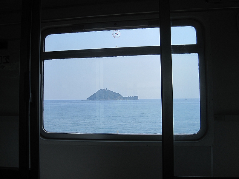 Die Insel Gallinara vor dem Zugfenster