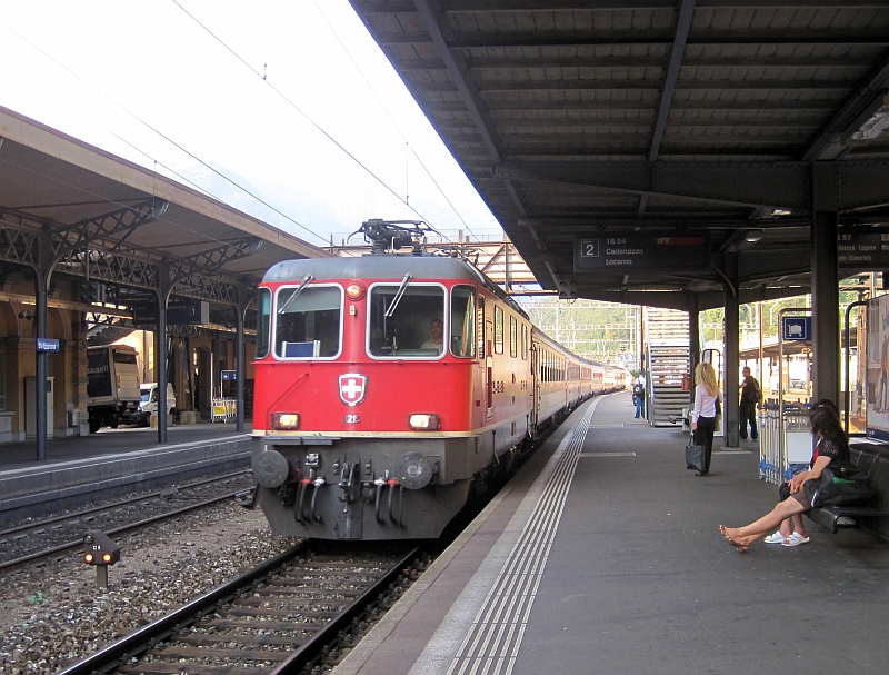 Einfahrt des SBB-InterRegios in Bellinzona