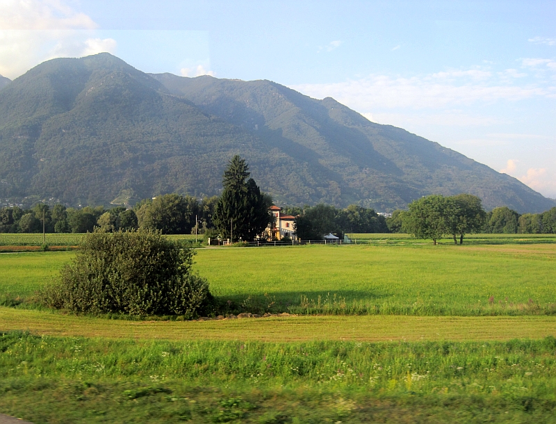 Fahrt auf der Tessiner Talbahn durch die Magadinoebene