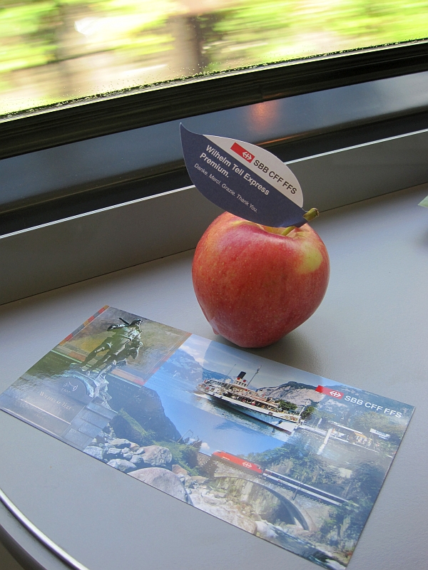 Postkarte und Apfel im Wilhelm-Tell-Express