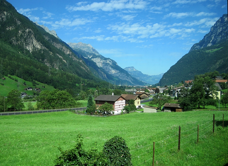 Blick aus dem Zugfenster auf der Gotthardstrecke