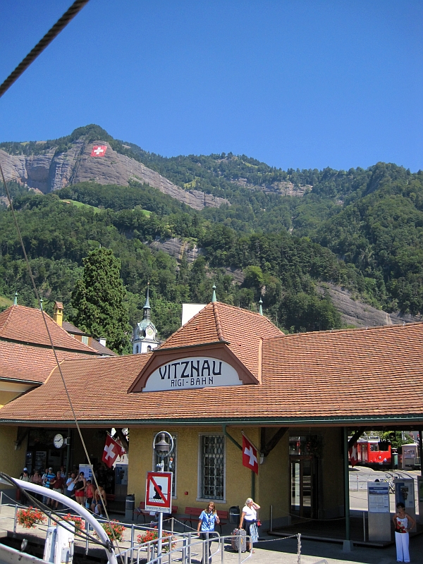 Schiffsanleger Vitznau mit Talstatation der Vitznau-Rigi-Bahn