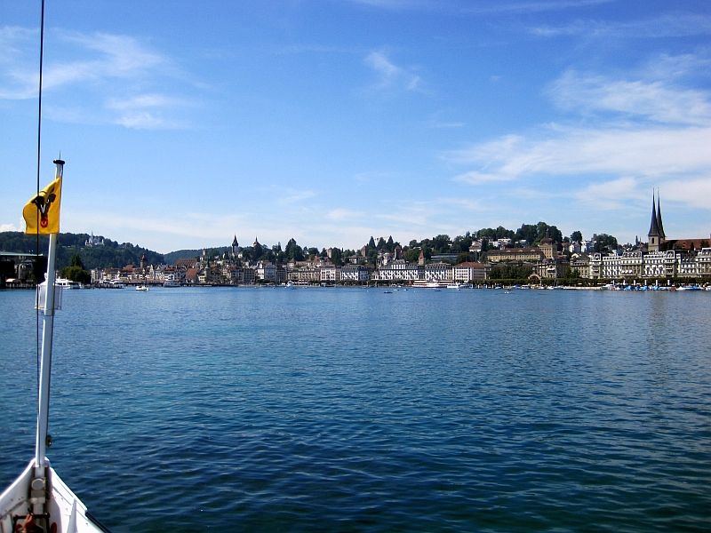 Einfahrt mit dem Raddampfer in Luzern