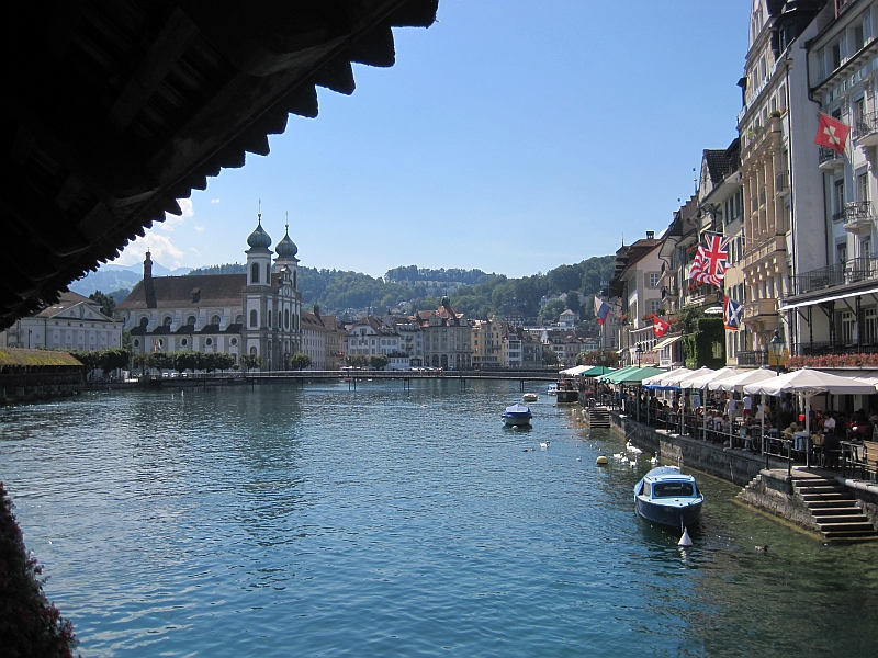 Blick von der Kapellbrücke über die Reuss