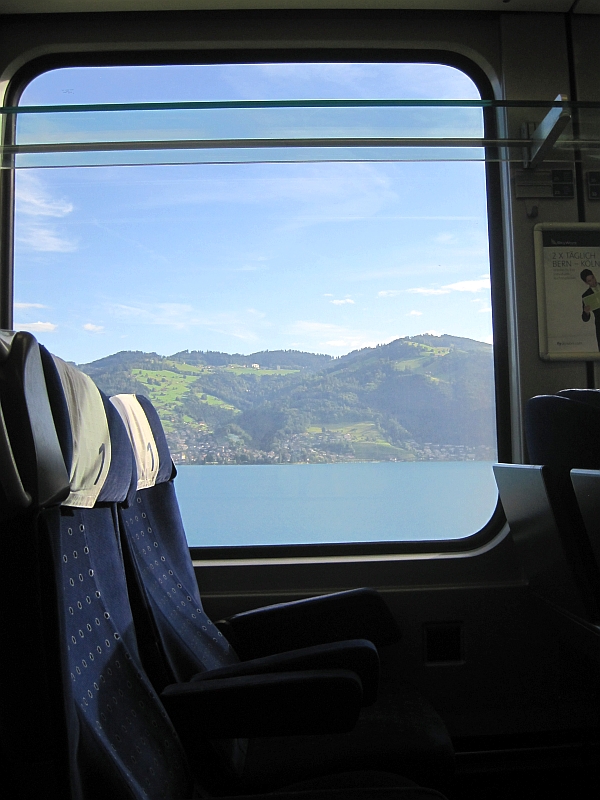 Blick aus dem Zugfenster auf den Thuner See