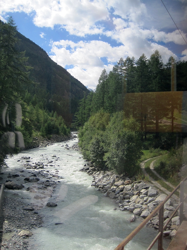 Fahrt mit der Matterhorn Gotthard Bahn nach Zermatt