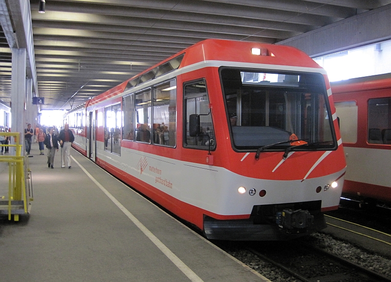 Triebwagen der Matterhorn Gotthard Bahn im Bahnhof Zermatt