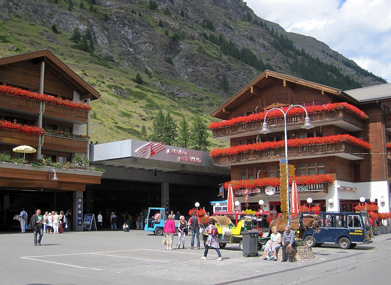 Bahnhof und Bahnhofsvorplatz von Zermatt