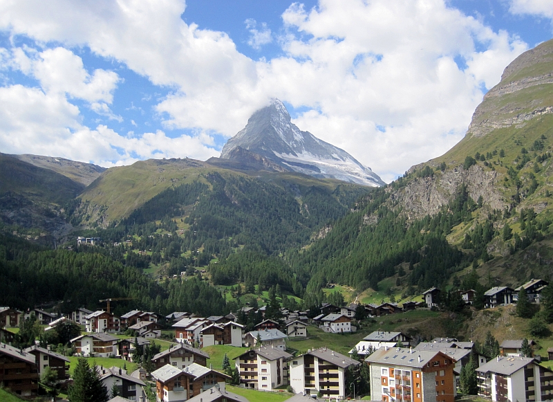 Blick von der Gornergratbahn auf Zermatt und Matterhorn