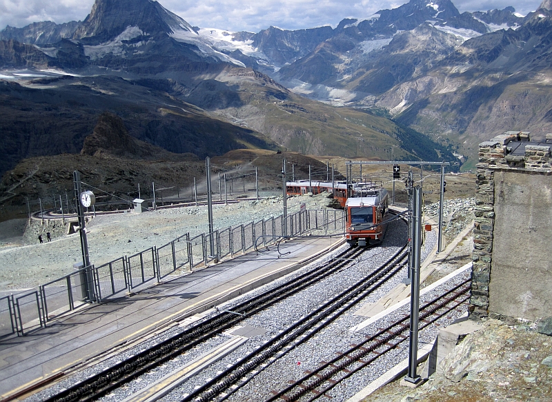 Einfahrt eines Triebzugs der Gornergratbahn in die Bergstation