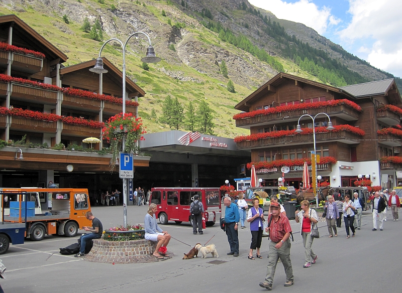 Elektrofahrzeuge auf dem Bahnhofsvorplatz von Zermatt