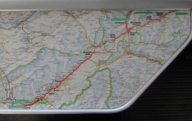 Streckenkarte auf dem Tisch der Matterhorn Gotthard Bahn