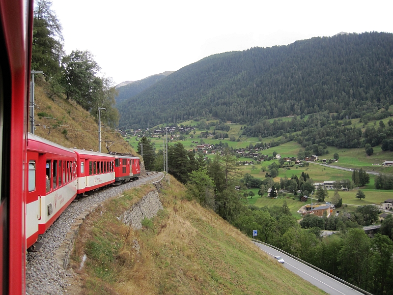 Fahrt auf der Furka-Oberalp-Bahn zwischen Brig und Andermatt
