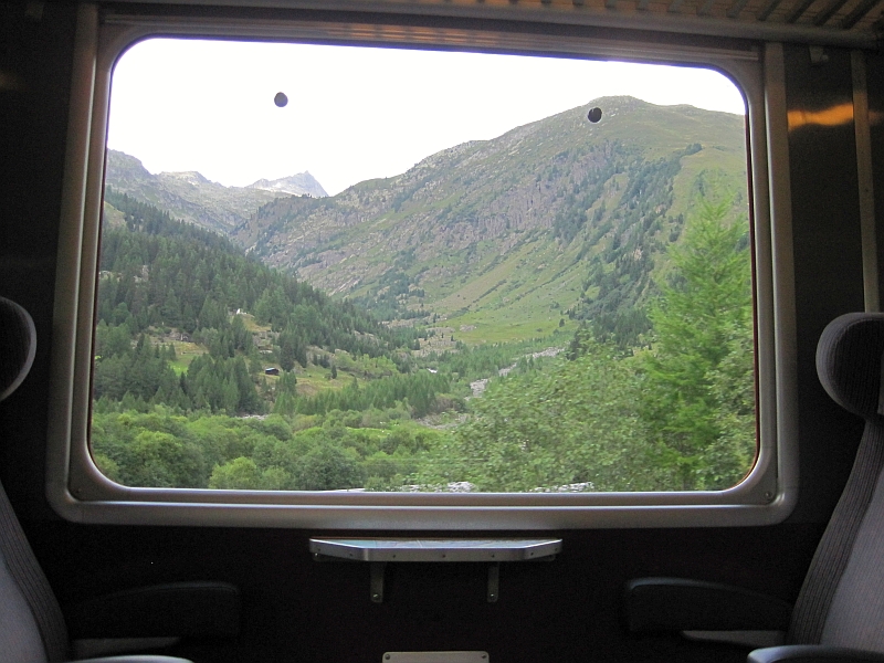 Fahrt auf der Furka-Oberalp-Bahn zwischen Brig und Andermatt