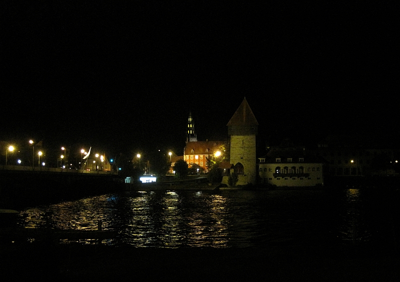 Blick von der Rheinbrücke auf das nächtliche Konstanz
