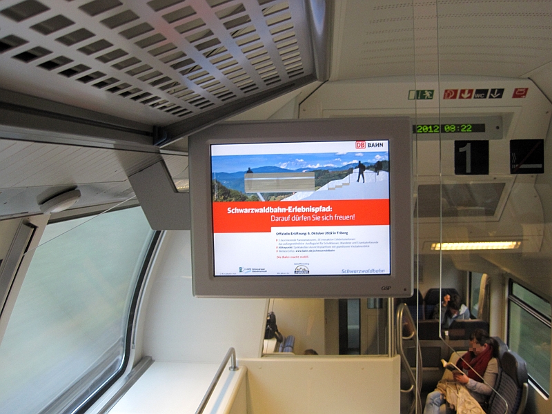 Werbung für den Schwarzwaldbahn-Erlebnispfad auf dem Monitor im Zug